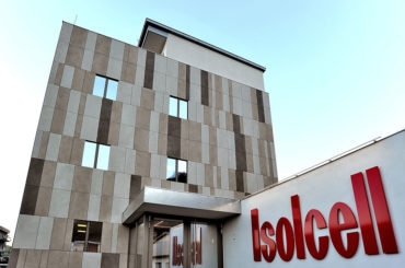 Il gres porcellanato di Ceramiche Keope protagonista delle nuove facciate e pavimentazioni dello stabilimento Isolcell