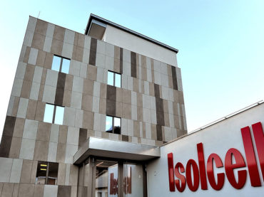 Il gres porcellanato di Ceramiche Keope protagonista delle nuove facciate e pavimentazioni dello stabilimento Isolcell