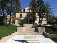 Ceramiche Keope nella “città bianca”: la cromia naturale della Pietra di Barge della linea In&Out Percorsi Extra in un’elegante villa privata a Belgrado