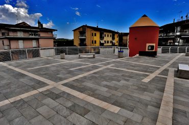 Ceramiche Keope per l’architettura urbana: la serie Point riveste la nuova piazza di San Cipriano Picentino (SA)