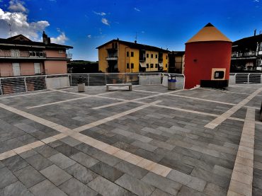 Ceramiche Keope per l’architettura urbana: la serie Point riveste la nuova piazza di San Cipriano Picentino (SA)