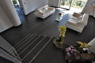 Ceramiche Keope per gli interni di una residenza in provincia di Avellino: eleganza e atmosfera coinvolgente per un total look in grès porcellanato.