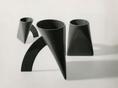 In occasione del centenario dalla nascita di Achille Castiglioni, Cedit riedita il vaso Lapis disegnato dai Fratelli Castiglioni nel 1968