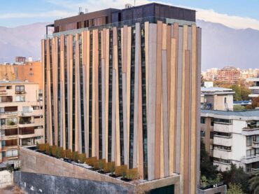 A Santiago il primo hotel bioattivo del sud America ha le facciate targate Laminam