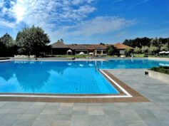 Con vista sul cielo. A bordo piscina con Panaria Ceramica