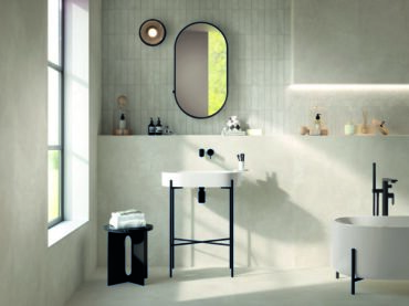 La potenza espressiva del bianco inonda di luce lo spazio: FAP Ceramiche reinterpreta il nuovo minimalismo soft