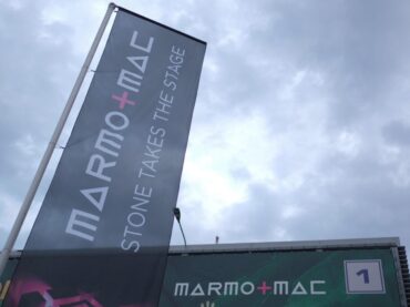 A MARMOMAC 2025 CHARLIE GEE, LO SCALPELLINO-INFLUENCER PIÙ SEGUITO AL MONDO IL SOGNO DI “SCOLPIRE IN GRANDE” PARTE DA VERONA