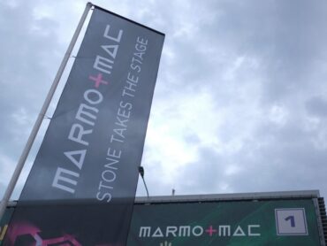 A MARMOMAC 2025 CHARLIE GEE, LO SCALPELLINO-INFLUENCER PIÙ SEGUITO AL MONDO IL SOGNO DI “SCOLPIRE IN GRANDE” PARTE DA VERONA